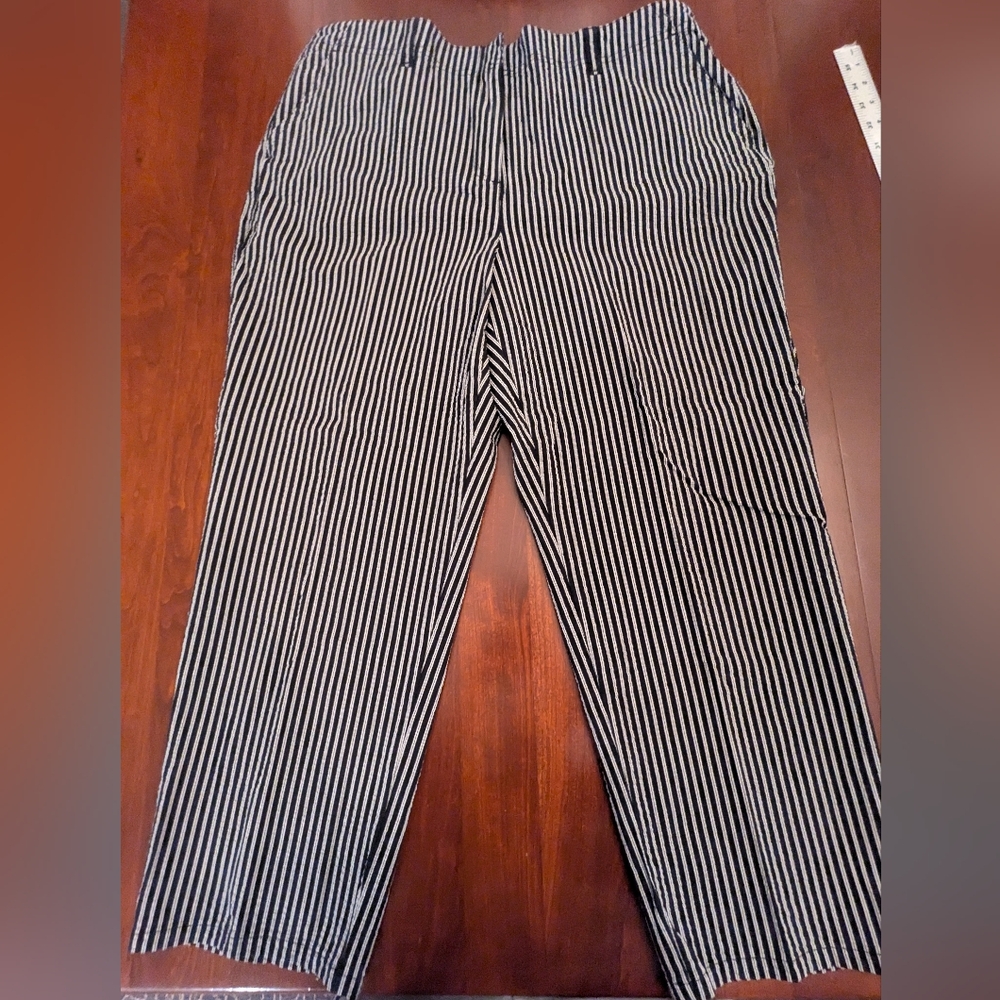 Talbots Black And White Seersucker Cropped Pants, Size 16
